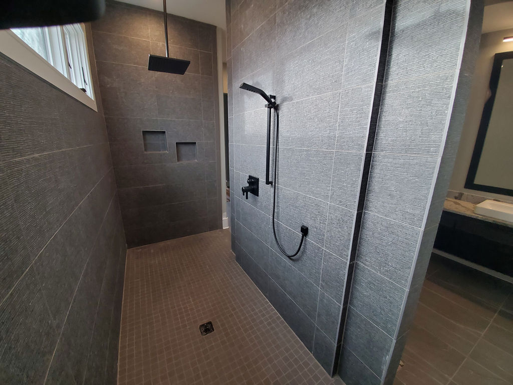 B68-Master-shower-with-dual-entry-and-rain-shower